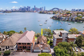Harbourfront Haven 4BR Retreat with Stunning Views of Sydney Iconic Landmarks, Sydney